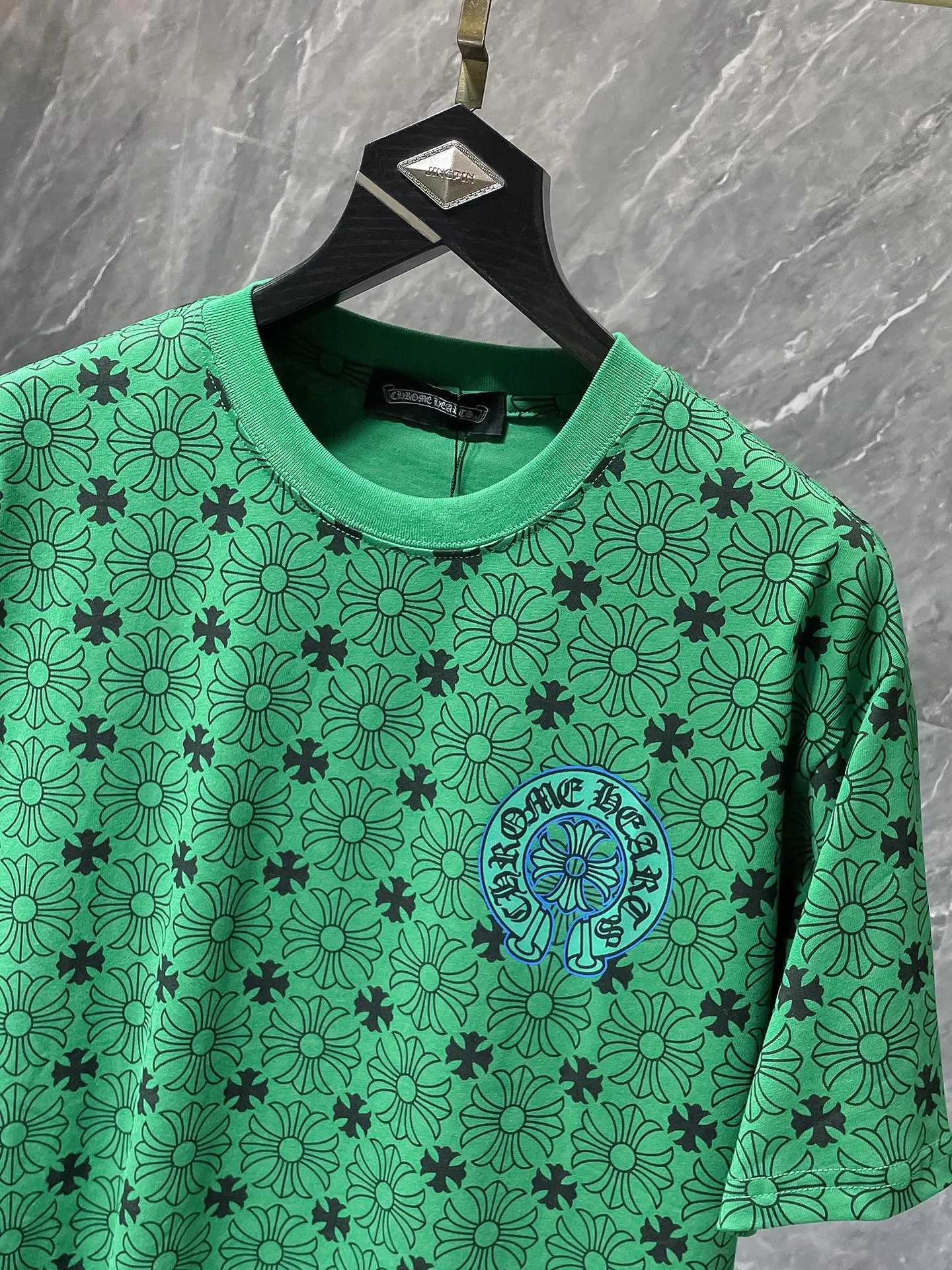P140 New Chrome Hearts 25ss for summer. High-weight, environmentally friendly and high-quality top-grade fabric. 260g~270g. Customized version with cross-printed short-sleeves. Counter synchronization. Re-engraved version 1:1. Recommended color: green. Size: S, M, L, XL.